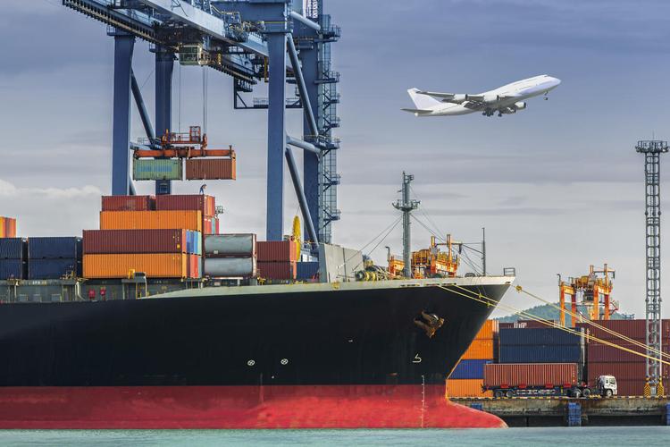 集装箱货运船与工作装卸桥在造船厂在黄昏物流平台海关日国际物流配送
